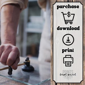 Op de afbeelding: Een houten bord met de woorden "purchase", "download" en "print" in zwarte tekst.  Er zijn pictogrammen naast elk woord: een winkelwagen, een downloadpijl en een printer.  Het bord bevat ook de tekst "PRINTS forget you not".