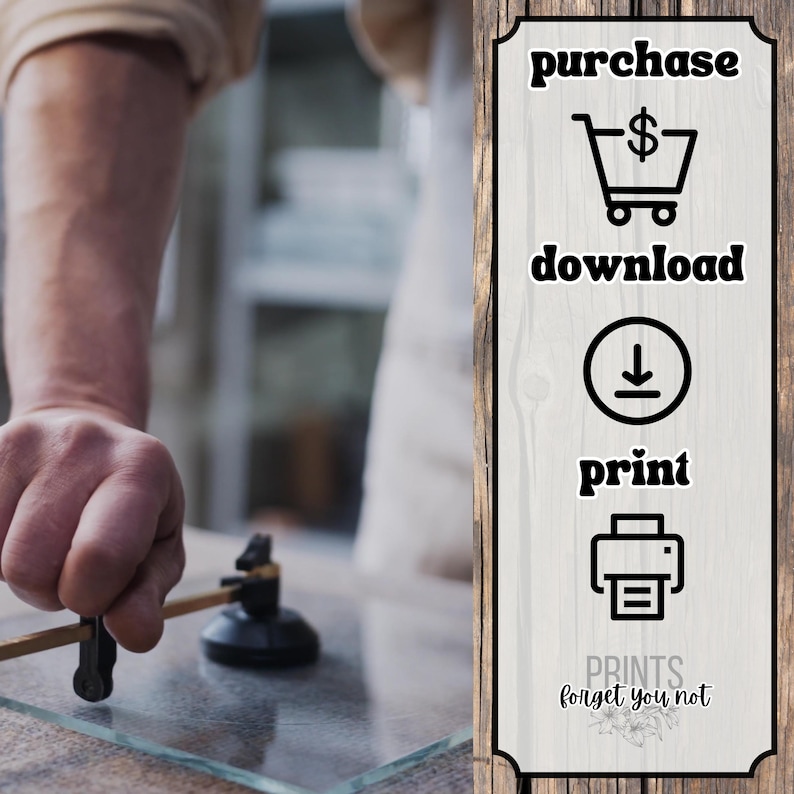 Op de afbeelding: Een houten bord met de woorden "purchase", "download" en "print" in zwarte tekst.  Er zijn pictogrammen naast elk woord: een winkelwagen, een downloadpijl en een printer.  Het bord bevat ook de tekst "PRINTS forget you not".