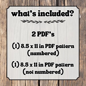 Op de afbeelding: Een wit bord met zwarte tekst op een houten achtergrond. Het bord zegt "what's included?" en somt twee PDF-patronen van 8,5 x 11 inch op, een genummerd en een niet-genummerd.