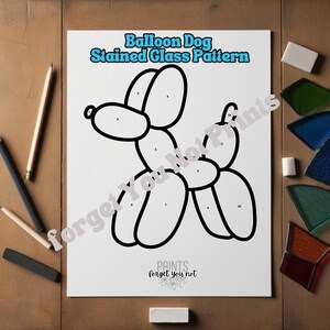 Op de afbeelding: Zwart-witte lijntekening van een ballonhond met nummers in elk gedeelte. De titel "Balloon Dog Stained Glass Pattern" staat bovenaan de pagina.