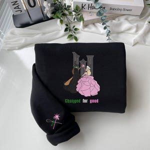 Wicked Change For Good Geborduurd sweatshirt, Elphaba en Glinda-borduurwerk, bezem en toverstaf op mouw, cadeau fan Wicked musicalfilm