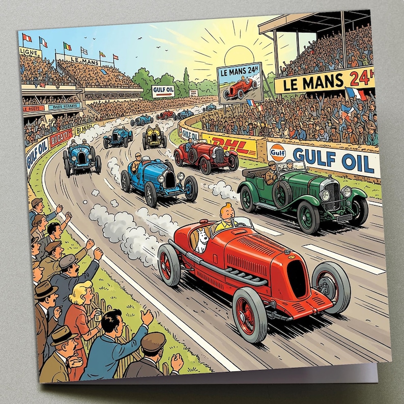 Puede incluir: Ilustraci&oacute;n colorida de una carrera de coches antiguos, con varios coches cl&aacute;sicos en una pista. Los espectadores se alinean a los lados, animando. La escena incluye el texto "Le Mans 24h" y "Gulf Oil".