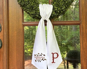 Corona bordada de bienvenida al otoño, personalizada, con monograma de hojas de roble y bellotas, para puerta de entrada.