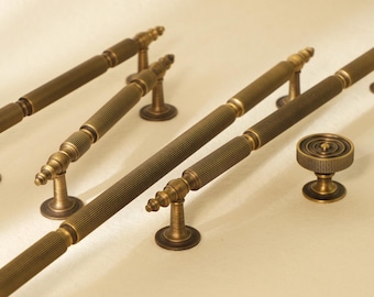Poignées d'armoires en laiton antique, France : Quincaillerie de luxe pour armoires de cuisine