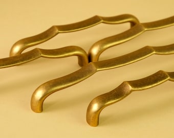 Geschwungene Messinggriffe für Schränke: Dekorative Schubladenknäufe im gewellten Design