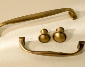 Geschwungene Griffe aus Massivem Messing: Moderne Möbelknäufe