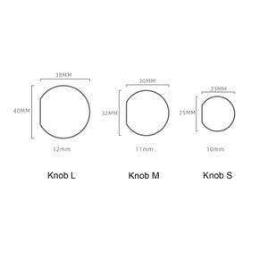 Pu&ograve; includere: Tre pomelli rotondi di diverse dimensioni, etichettati "Knob L", "Knob M" e "Knob S". I pomelli misurano 40 mm x 38 mm, 32 mm x 30 mm e 25 mm x 23 mm.