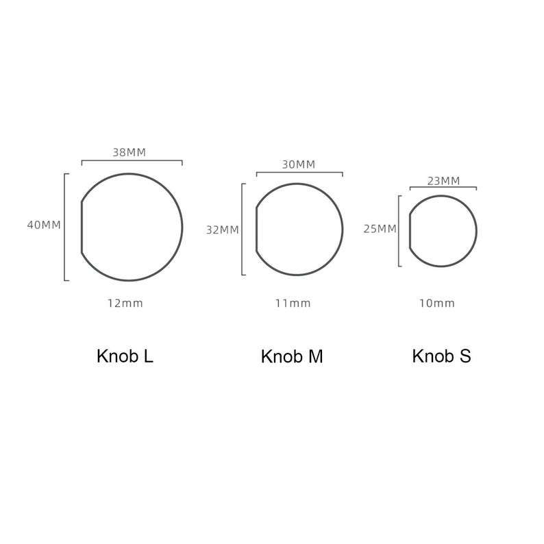 Pu&ograve; includere: Tre pomelli rotondi di diverse dimensioni, etichettati "Knob L", "Knob M" e "Knob S". I pomelli misurano 40 mm x 38 mm, 32 mm x 30 mm e 25 mm x 23 mm.