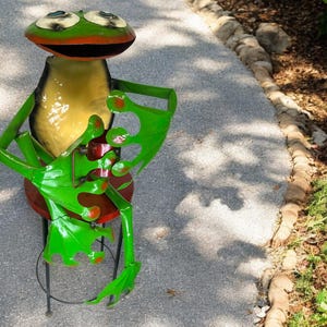 Metal Frog Garden Statue: Whimsical Outdoor Decor with Coffee Cup