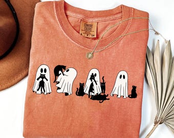Koszulka Comfort Colors® Halloween z czarnym kotem i duchem, koszulka z duchem na Halloween, koszulka z upiornym kotem, uroczy strój na Halloween dla kobiet, prezent na Halloween