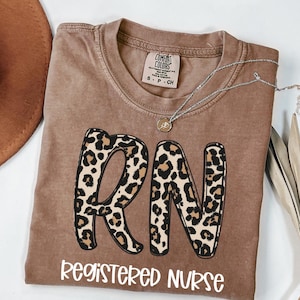 Comfort Colors® RN Leopard Krankenschwester Shirt, Krankenschwester T-Shirt, RN Shirt, Pflegeschul Shirt, Krankenschwester Shirt, Krankenschwester Geschenk