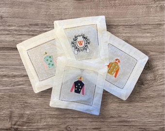 Servilletas de cóctel bordadas personalizadas – Monograma de Jockey Silks y corona de laurel