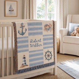 Manta náutica personalizada para bebé con nombre, manta tejida a medida para la habitación del bebé, diseño costero de patchwork con velero, faro, cangrejo y ancla. Regalo ideal para niño.
