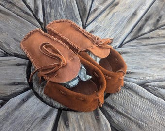 Handgemaakte mocassins van buffelleer – maat 13, ceremoniële leren pantoffels