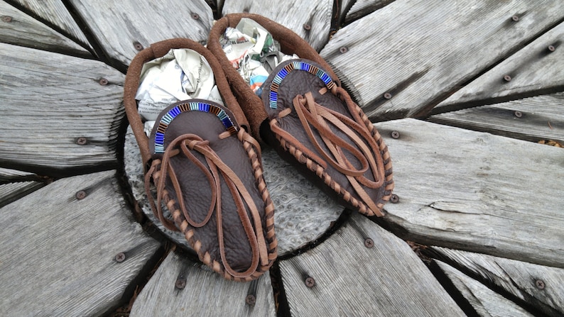 Buffaloskin Adult Moccasins Size 6 Women Native American Moccasins, Deerskin shoes, Ceremonial Regalia, Beaded, Leather Slippers, Boho image 3