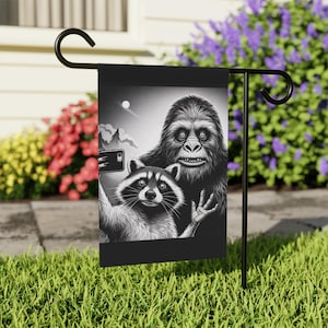 Funny Bigfoot Selfie Outdoor Flag, Raccoon Cryptid Yard Decor, Unique Garden Flags, Whimsical Lawn Art, Novelty Sasquatch Home Gift