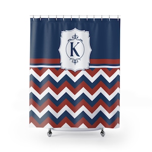 Cortina de ducha con monograma personalizado, decoración de baño con inicial personalizada, chevron rojo marino, apellido, letra K, regalo único para el hogar