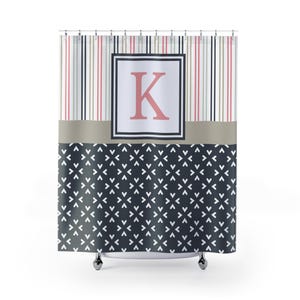 Cortina de ducha personalizada con monograma K, decoración de baño con inicial personalizada y detalles a rayas, elegante cortina de baño, decoración del hogar, cortina de ducha