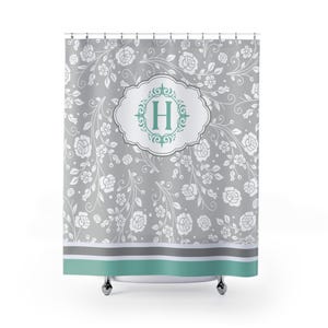 Cortina de ducha personalizada con monograma floral, elegante decoración de baño, regalo con inicial personalizada, cortina de ducha gris, blanca y verde.