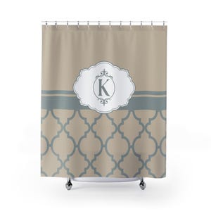 Cortina de ducha con monograma, decoración personalizada con la inicial K, diseño de trébol beige y azul, cortina de ducha con letras personalizadas, regalo único para el hogar