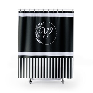 Cortina de ducha con monograma personalizado, decoración de baño con la inicial W, elegante corona floral, cortina de ducha en blanco y negro, cortina de ducha personalizada