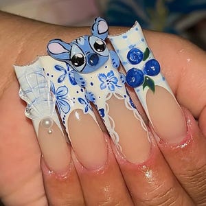 Uñas postizas con puntada azul / Diseño de uñas con dibujos animados en 3D / Uñas con diseño de arándanos y flores / Uñas inspiradas en el anime kawaii / Uñas postizas con forma de ataúd / DB454H