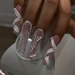 Unghie finte con cristalli per Natale / Unghie a farfalla con glitter argento / Unghie bianche perlate 3D / Unghie lunghe di lusso / Unghie finte invernali / DC874H