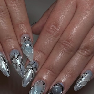 Chrom Silber 3D Drücken Sie auf die Nägel | Elegantes metallisches Design Chrom & Perlenakzentnägel | Metallic Gothic Nägel | Künstlerische Gestaltung | DC203H