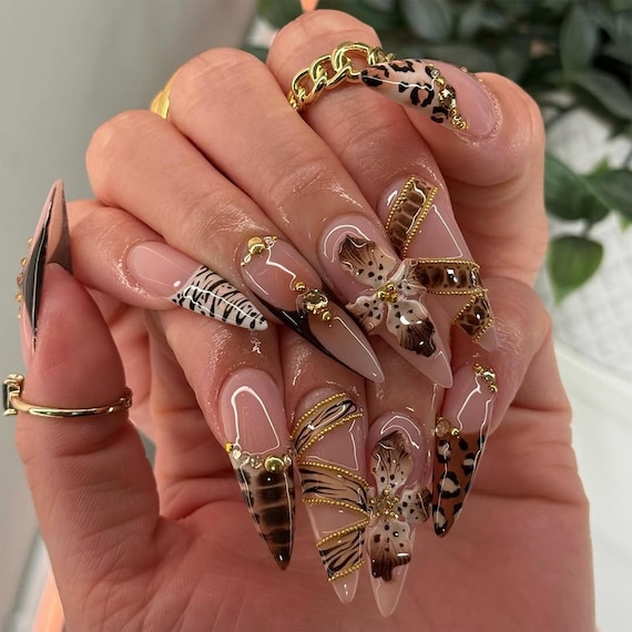 ラグジュアリーなブラウンのプレスオンネイル | 3Dヒョウ柄ゼブラ柄