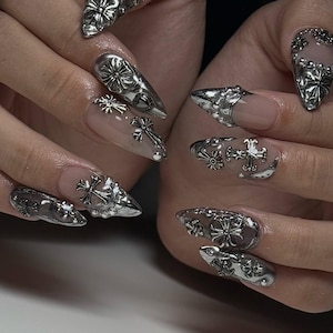 Chrom Gothic Press On Nägel von AuritaNail | Silber 3D Kreuz Nail Art | Handgefertigte Punk Fake Nägel | Metallic Silber Acrylnägel | DC264Y