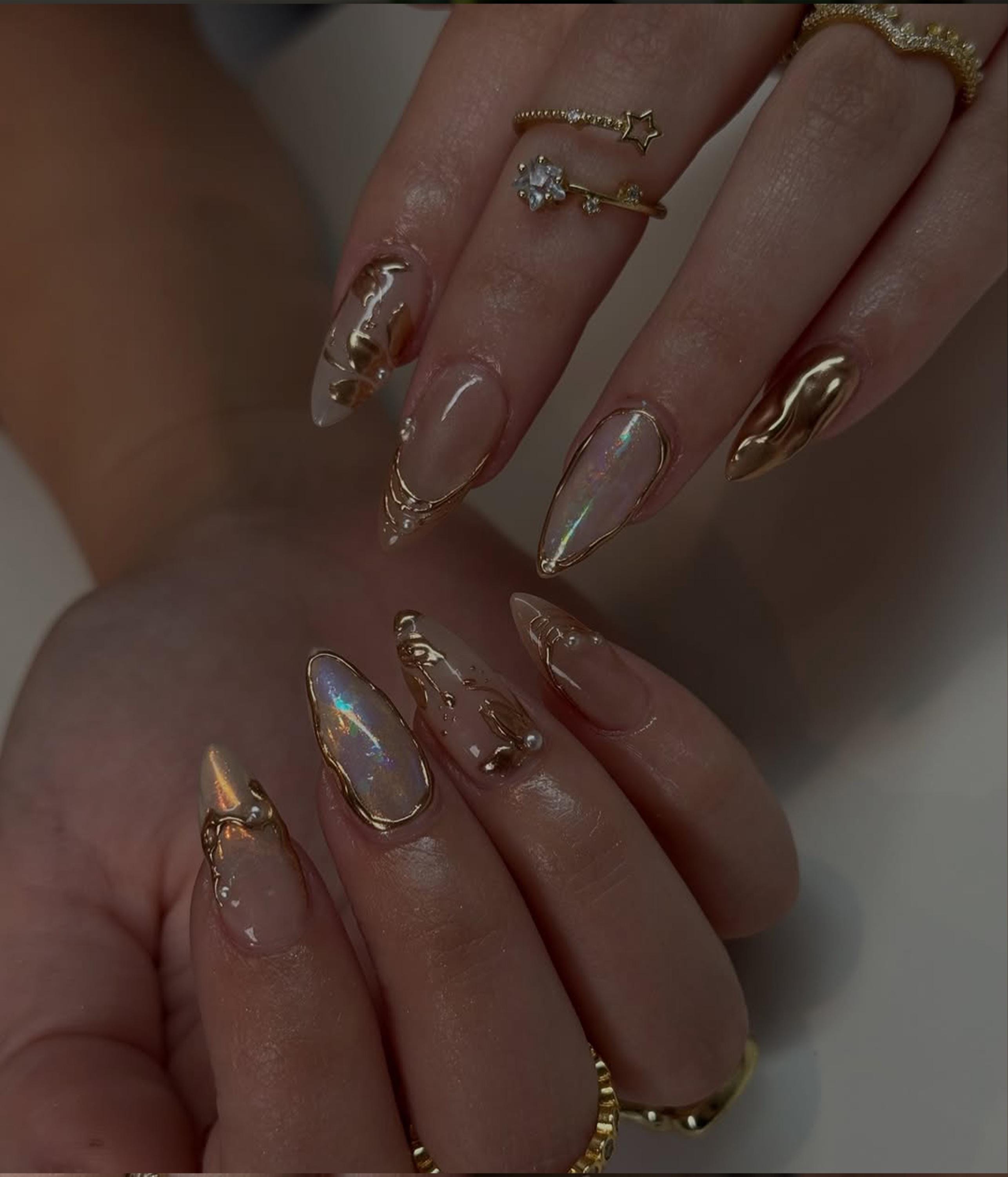 Uñas nude y doradas México