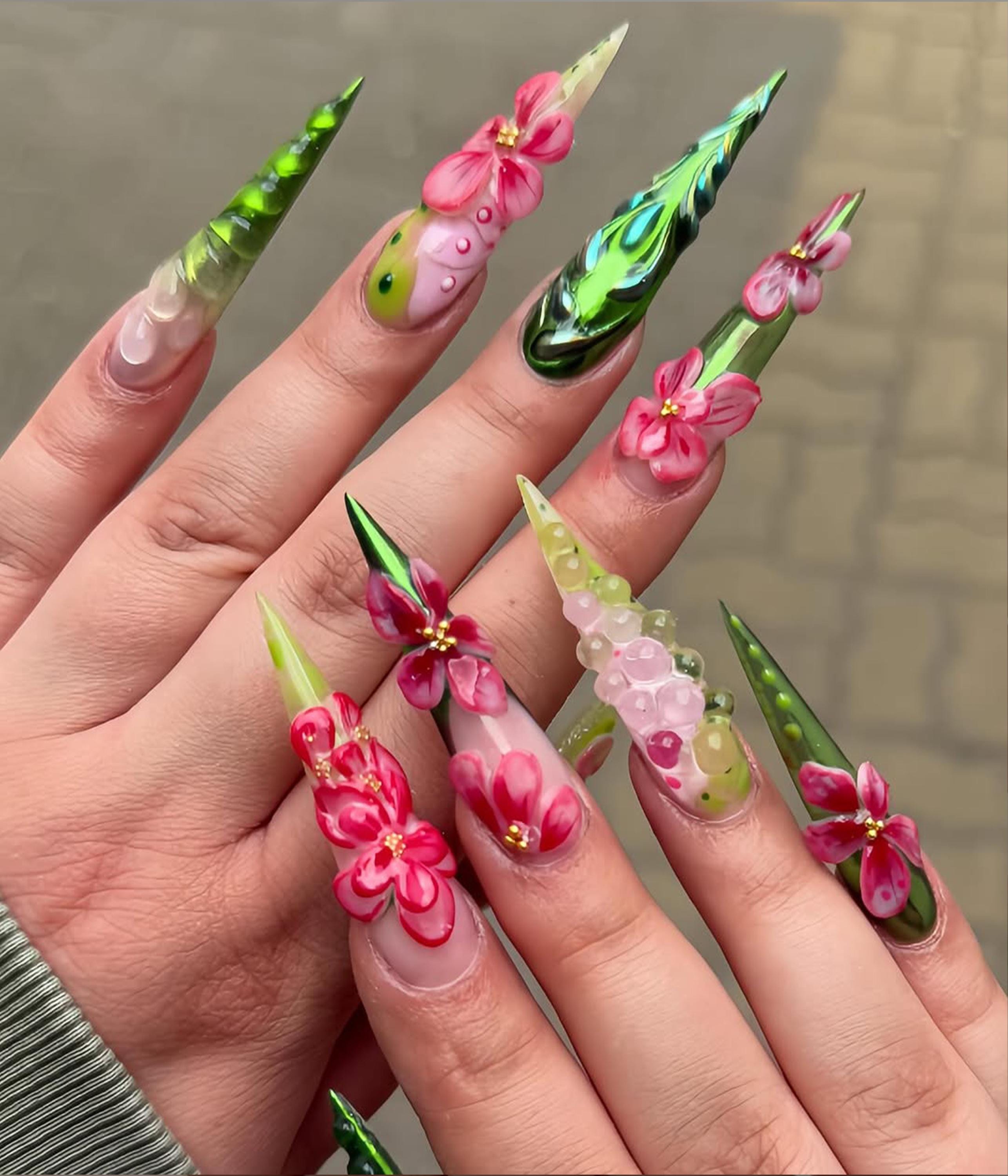 Stiletto Botanical Press sur les ongles | Ongles floraux 3D verts et rouges audacieux | Ongles stiletto extra longs | Nail art fantaisie | Ongles tendance | DB430H