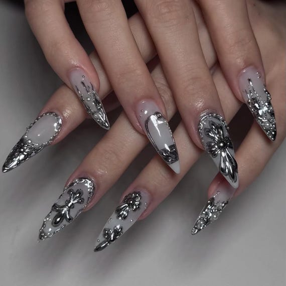 エレガントなクロームフローラルプレスオンネイル | 精巧な花柄