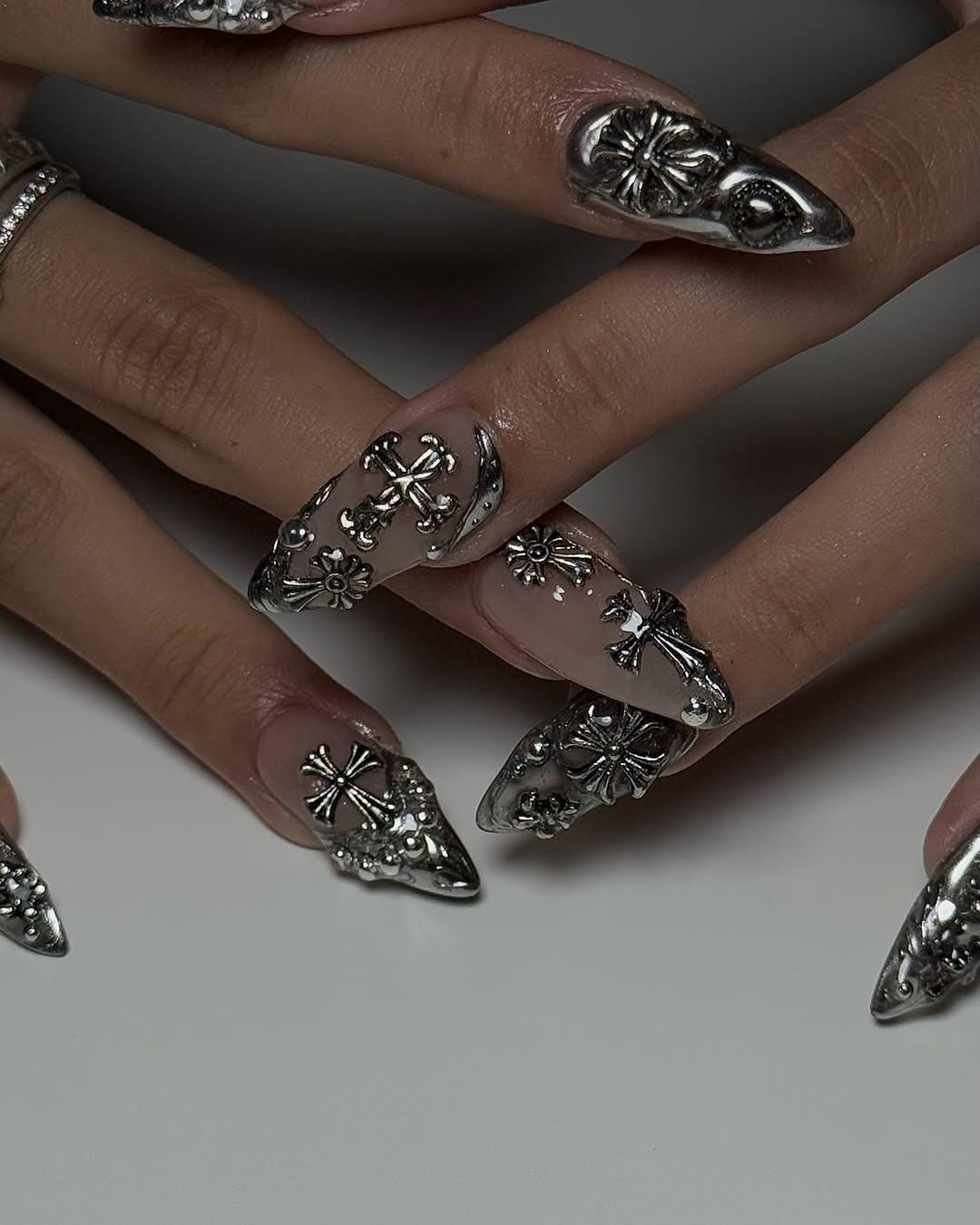 AuritaNailのクロームゴシックプレスオンネイル｜シルバー3Dクロス