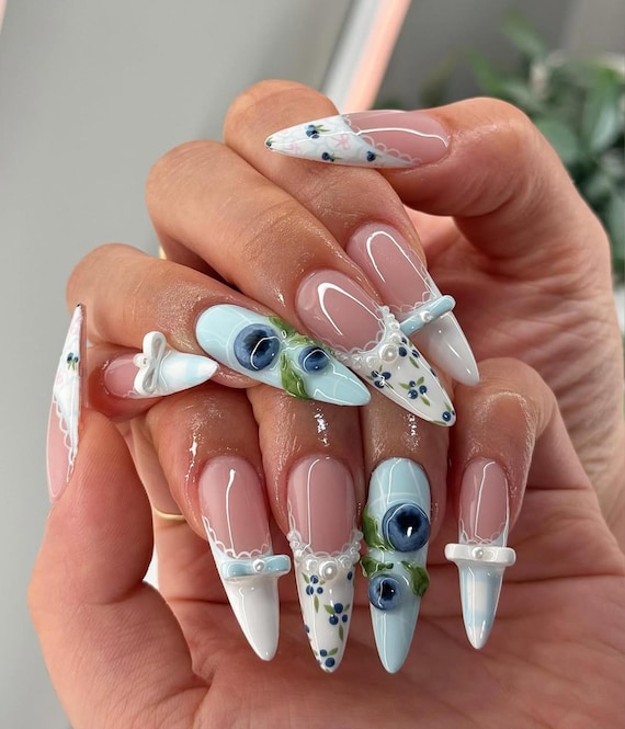 レースとブルーベリーのプレスオンネイル | 3Dフローラルコテージコア