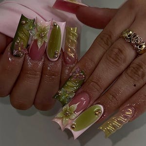 Olive Bloom Luxe Press On Nails | Rzeźbiony zestaw 3D Floral Chrome | Paznokcie w odcieniu zieleni i różu | Ręcznie robione końcówki Floral Fantasy | DB303H