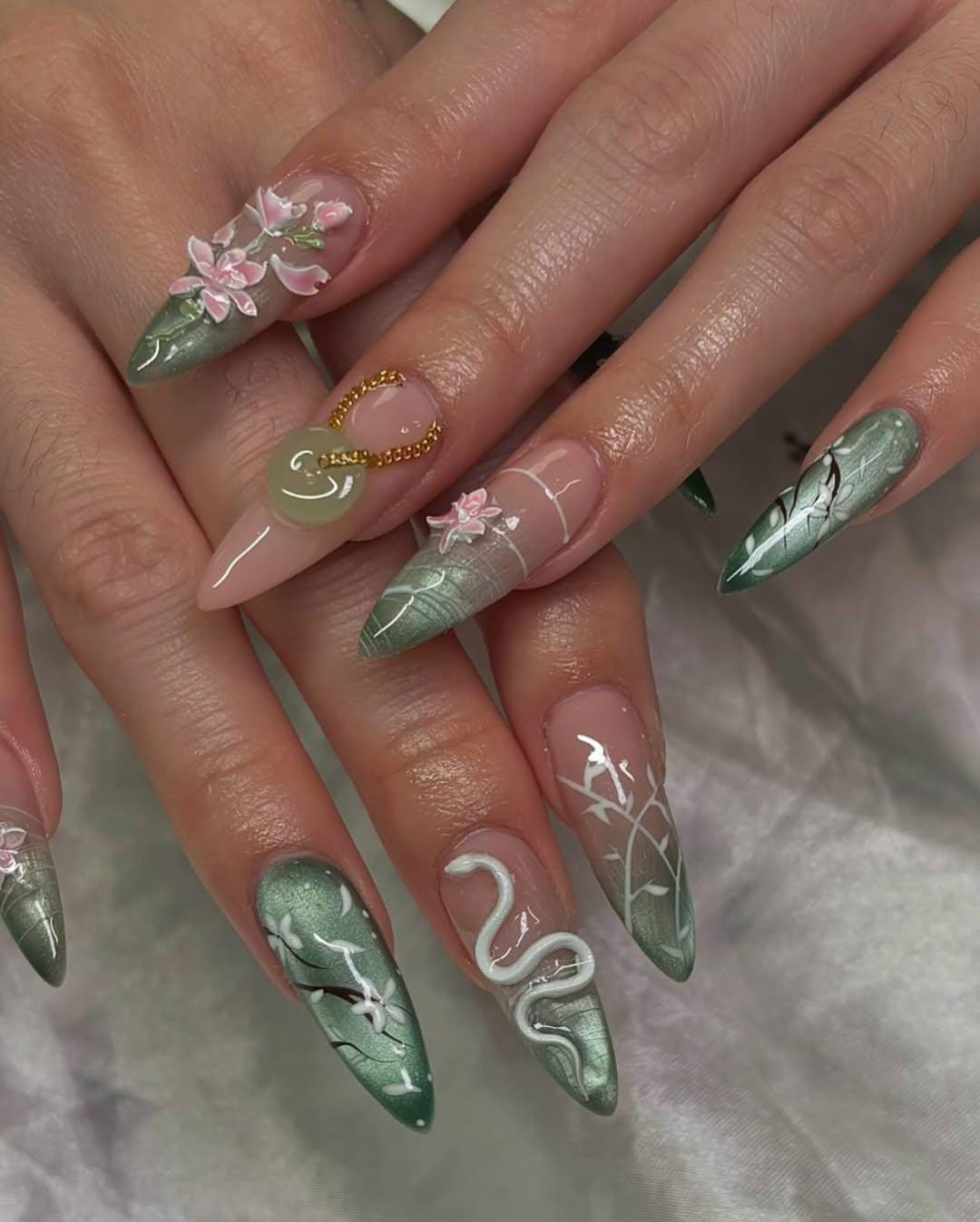 翡翠の蛇模様フローラルプレスオンネイル | 3Dブロッサムスネーク