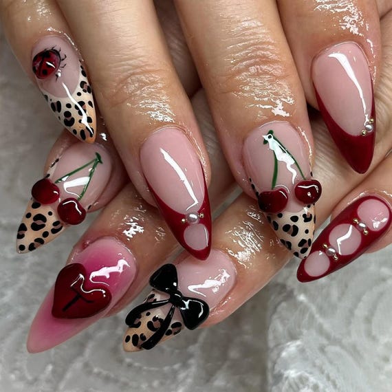 ラグジュアリーなチェリーレオパードのプレスオンネイル | チェリー