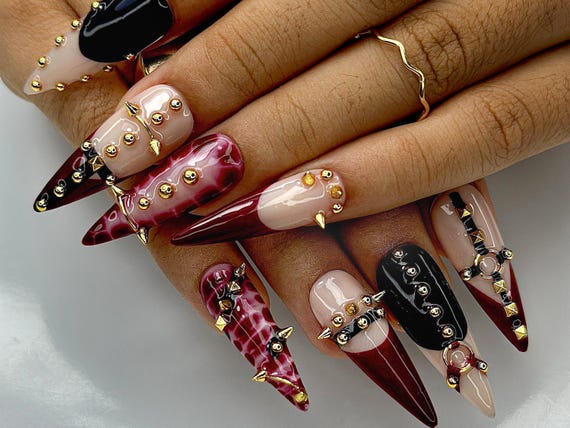 ゴシック リュクス スパイク プレスオンネイル | バーガンディ