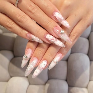 Bruidspers op nagels | 3D-bloemnagels | Elegante bloemen nepnagels | Elegante bloemennagels | Bloemkunst | Aangepaste bruiloftsnagels| DB262L