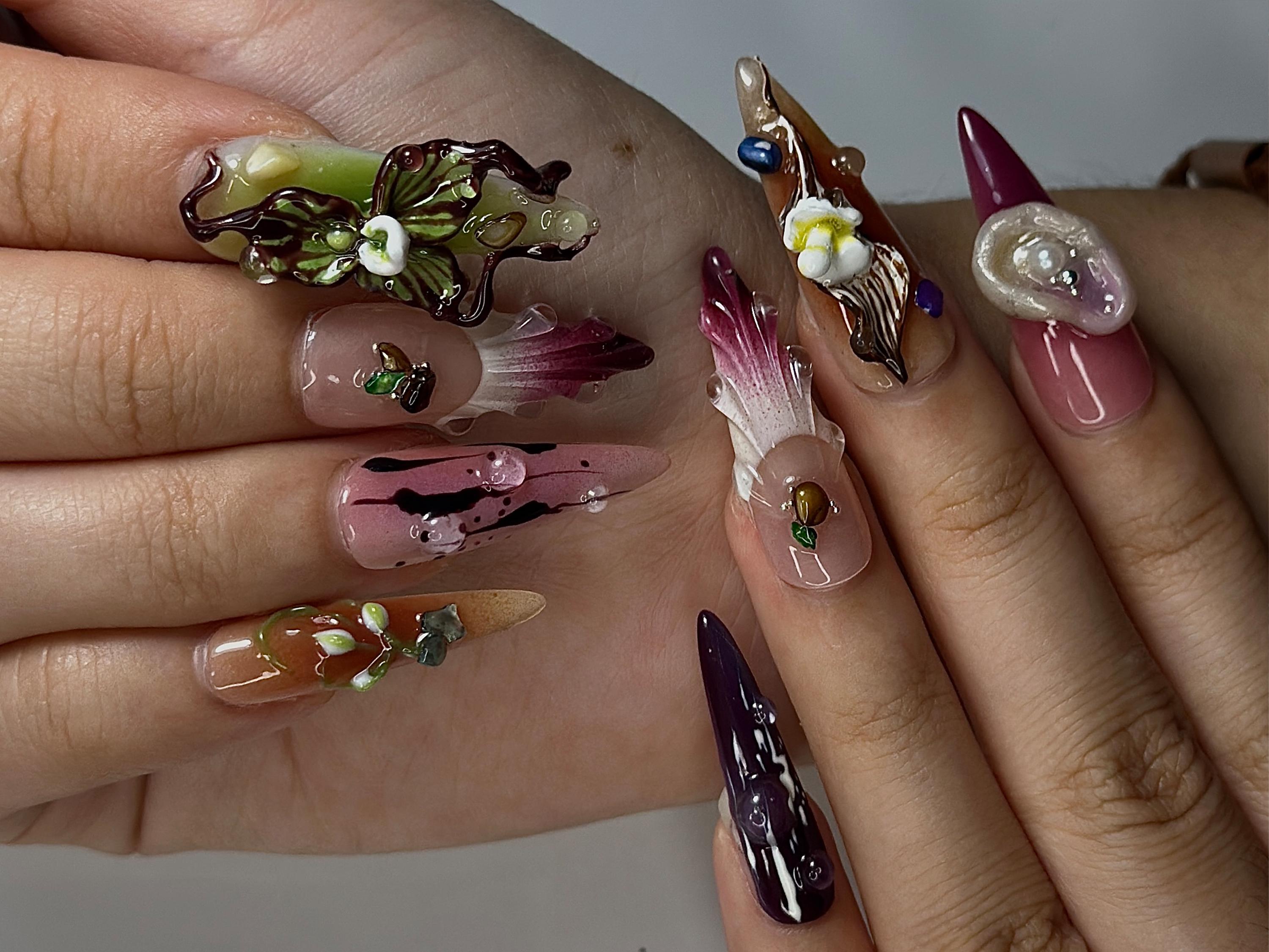 神秘的なアーシーなプレスオンネイル | シュールなネイチャーコアネイル | ハンドメイドのバタフライ＆ブルームセット | アートコアフォレストネイル  | DB494H - Etsy 日本