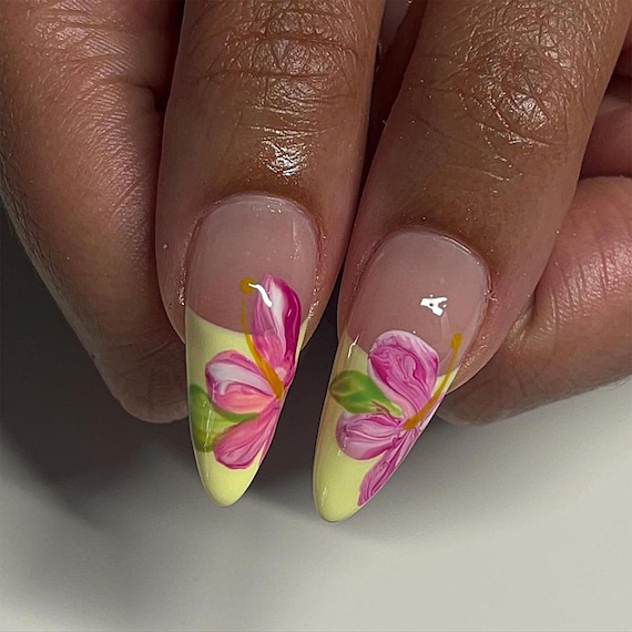 鮮やかな花柄のプレスオンネイル | 春の手描きネイルアート