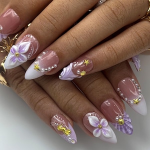 Unhas postiças com estampa de lavanda e flor do oceano | Arte em unhas com conchas e cavalos-marinhos em 3D | Pontas de sereia com flores roxas | DB480E