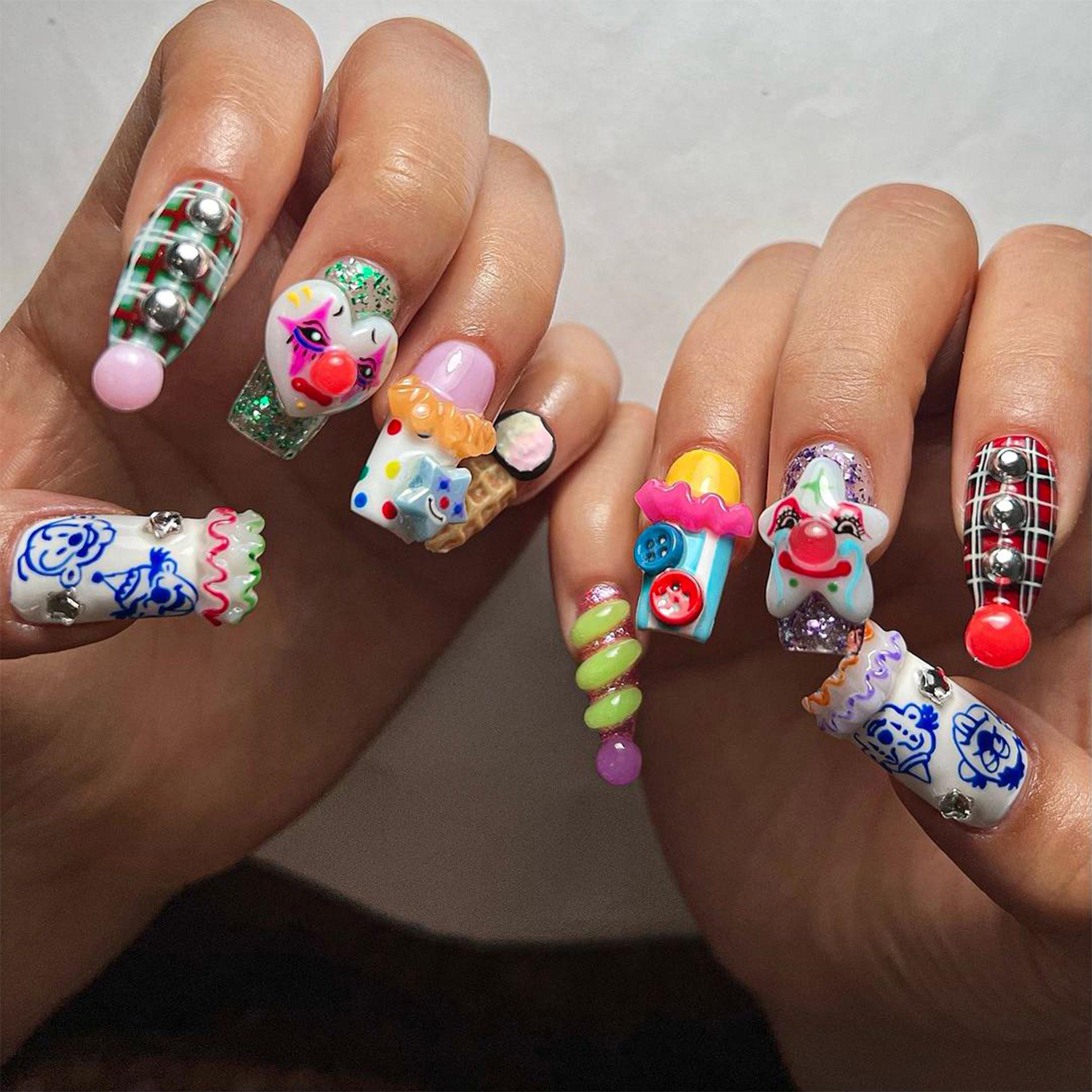 カラフルなサーカスピエロのプレスオンネイル | カーニバル風かわいい