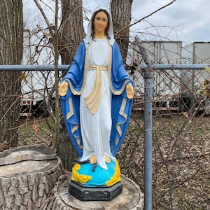 Estatua grande de la Virgen María de hormigón de 81 cm. Estatuas para exteriores con el mejor acabado en piedra. Decoración del hogar, regalos de Navidad y del Día de la Madre.