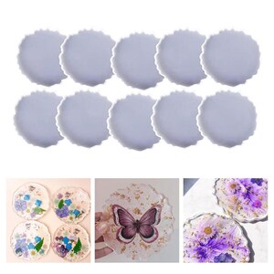 Peut inclure: Présentation de dix moules à dessous de verre en résine violet clair à bords festonnés. En dessous, des dessous de verre finis sont présentés, avec des fleurs séchées, des paillettes dorées et un motif de papillon. Idéal pour les projets de bricolage.