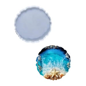 Puede incluir: Imagen de dos partes que presenta un molde de silicona redondo con bordes ondulados y un posavasos de resina terminado. El posavasos muestra una escena de playa con una estrella de mar, conchas marinas y olas oceánicas azules y blancas. El molde es gris claro.