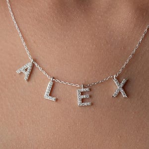 CZ Pave bokstavsnamnhalsband Anpassade namnsmycken Halsband med mellanrum Initialer Dingla bokstavshalsband Liten hjärtformad berlock Satellitbokstavshalsband