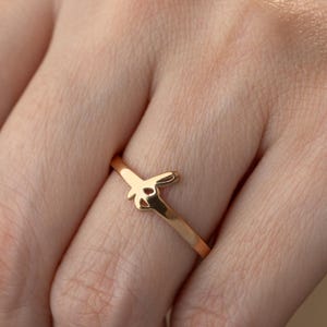Anpassad initialring Liten bokstavsring 14K massivt guld initialring Personlig namnring Stapelring Elegant rosa ring Tunn alfabetsring