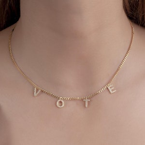 Delicado collar con nombre y diamantes de circonita cúbica en plata de ley 925, dije con varias letras, joyería hecha a mano, regalo para novia, regalo de aniversario para ella